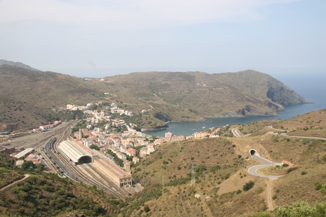 Vista de Portbou, amb l'estació en primer terme